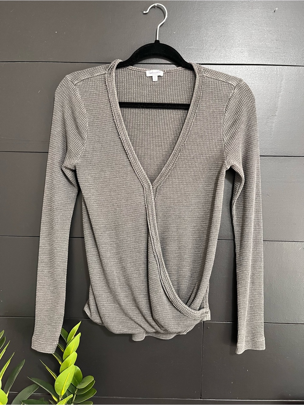 SPLENDID Gray Waffle Print Thermal Henley Wrap Top Women’s Shirt Sz XS EUC